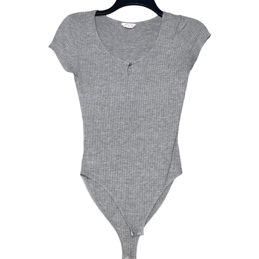 Cape Juby Grey Ribbed Short Sleeve Snap Bodysuit Key Hole Front